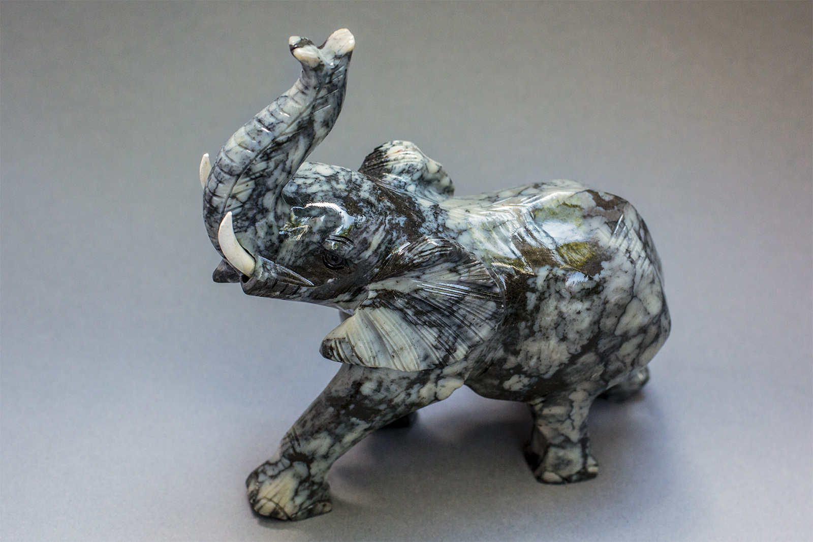 Elefant aus Speckstein, Peru
